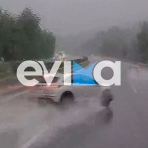 Βίντεο από τη στιγμή που οδηγός χάνει τον έλεγχο λόγω βροχής και πέφτει πάνω στις μπάρες της Εθνικής Αθηνών