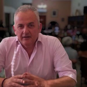 Πρωτοφανείς συμπεριφορές: Παραλίγο να πέσει ξύλο μεταξύ νυν και πρώην δημάρχου στο Ζευγολατιό Κορινθίας