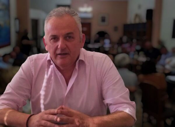 Πρωτοφανείς συμπεριφορές: Παραλίγο να πέσει ξύλο μεταξύ νυν και πρώην δημάρχου στο Ζευγολατιό Κορινθίας