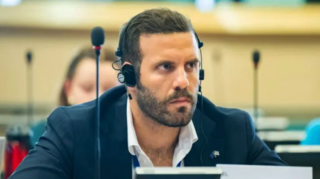 Νίκος Παππάς: Παραμένει άφαντος για να μην συλληφθεί μετά τον ξυλοδαρμό του δημοσιογράφου στο Στρασβούργο – Ο Νίκος Γιαννόπουλος περιγράφει την επίθεση – Βίντεο