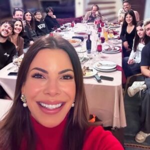 Ο Γιάννης Πάριος με 4 γιούς , 4 εγγόνια,3 νύφες και 2 σκυλιά στο Χριστουγεννιάτικο τραπέζι