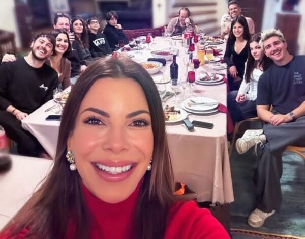 Ο Γιάννης Πάριος με 4 γιούς , 4 εγγόνια,3 νύφες και 2 σκυλιά στο Χριστουγεννιάτικο τραπέζι