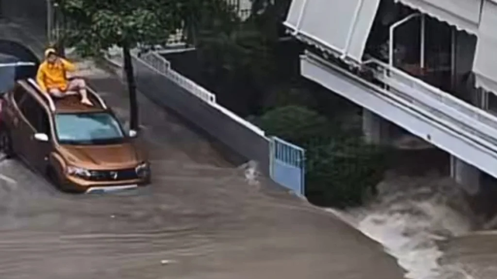 Κακοκαιρία: «Πνίγηκε» η Αθήνα – Κατέρρευσε μάντρα πολυκατοικίας στον Άλιμο από την έντονη βροχόπτωση , παρασύρθηκαν αυτοκίνητα (βίντεο)