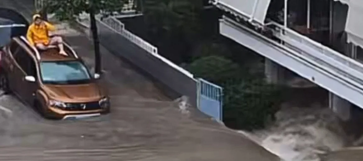 Κακοκαιρία: «Πνίγηκε» η Αθήνα – Κατέρρευσε μάντρα πολυκατοικίας στον Άλιμο από την έντονη βροχόπτωση , παρασύρθηκαν αυτοκίνητα (βίντεο)