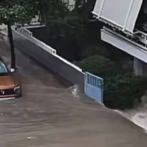 Κακοκαιρία: «Πνίγηκε» η Αθήνα – Κατέρρευσε μάντρα πολυκατοικίας στον Άλιμο από την έντονη βροχόπτωση , παρασύρθηκαν αυτοκίνητα (βίντεο)