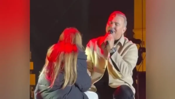 Ο Αντώνης Ρέμος ανέβασε στην σκηνή την 10χρονη κόρη του: Η αφιέρωση και η συγκίνηση της Υβόννης Μπόσνιακ (βίντεο)