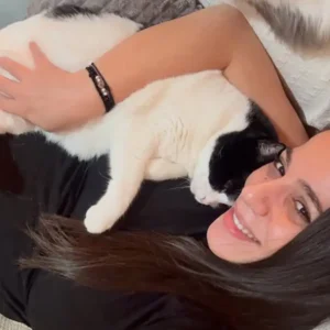 Ευλαμπία Ρέβη: «Είμαι έγκυος και έχω γάτες, τα πατουσάκια πάνω στην κοιλιά μου είναι αληθινή αγάπη, όχι κίνδυνος»