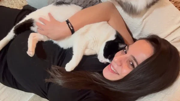 Ευλαμπία Ρέβη: «Είμαι έγκυος και έχω γάτες, τα πατουσάκια πάνω στην κοιλιά μου είναι αληθινή αγάπη, όχι κίνδυνος»