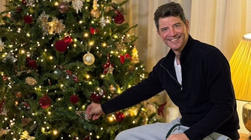 Σάκης Ρουβάς: Στολίζει το Χριστουγεννιάτικο δένδρο στο σπίτι του