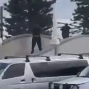 Αυστραλία: Tρομοκρατική η επίθεση σε παραλία – Τουλάχιστον 10 νεκροί και πολλοί τραυματίες  από πυροβολισμούς σε εβραϊκή γιορτή –  2 συλλήψεις (βίντεο)