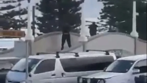 Αυστραλία: Tρομοκρατική η επίθεση σε παραλία – Τουλάχιστον 10 νεκροί και πολλοί τραυματίες  από πυροβολισμούς σε εβραϊκή γιορτή –  2 συλλήψεις (βίντεο)