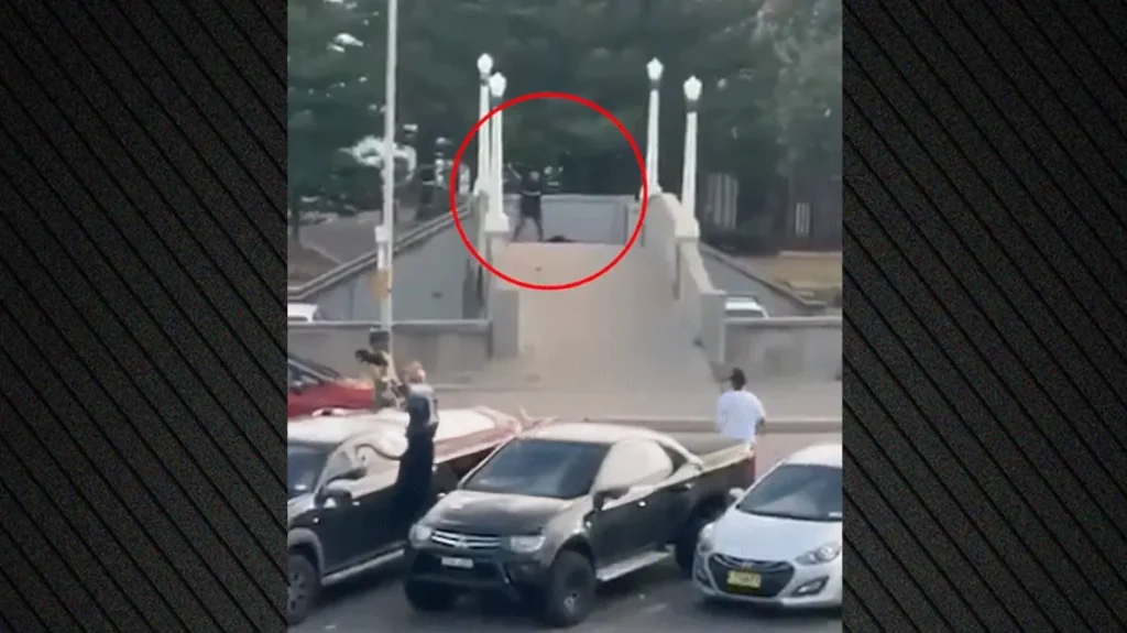 Σίδνεϊ: Ο άγνωστος ήρωας που αφόπλισε τον δράστη, δέχτηκε πυρά αστυνομικών και ξυλοκοπήθηκε από περαστικούς γιατί τον πέρασαν για τρομοκράτη – Βίντεο