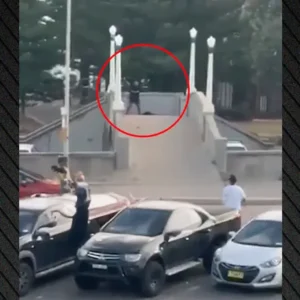 Σίδνεϊ: Ο άγνωστος ήρωας που αφόπλισε τον δράστη, δέχτηκε πυρά αστυνομικών και ξυλοκοπήθηκε από περαστικούς γιατί τον πέρασαν για τρομοκράτη – Βίντεο