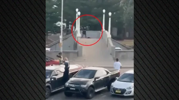 Σίδνεϊ: Ο άγνωστος ήρωας που αφόπλισε τον δράστη, δέχτηκε πυρά αστυνομικών και ξυλοκοπήθηκε από περαστικούς γιατί τον πέρασαν για τρομοκράτη – Βίντεο