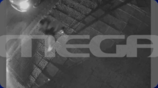 «Σβήσε το όχημα,  κάτω,  τα χέρια στο ταμπλώ» – Καρέ –καρέ η επεισοδιακή σύλληψη του 16χρονου γιού του Μιχάλη Κατρίνη μετά από καταδίωξη στο Χαλάνδρι (βίντεο)