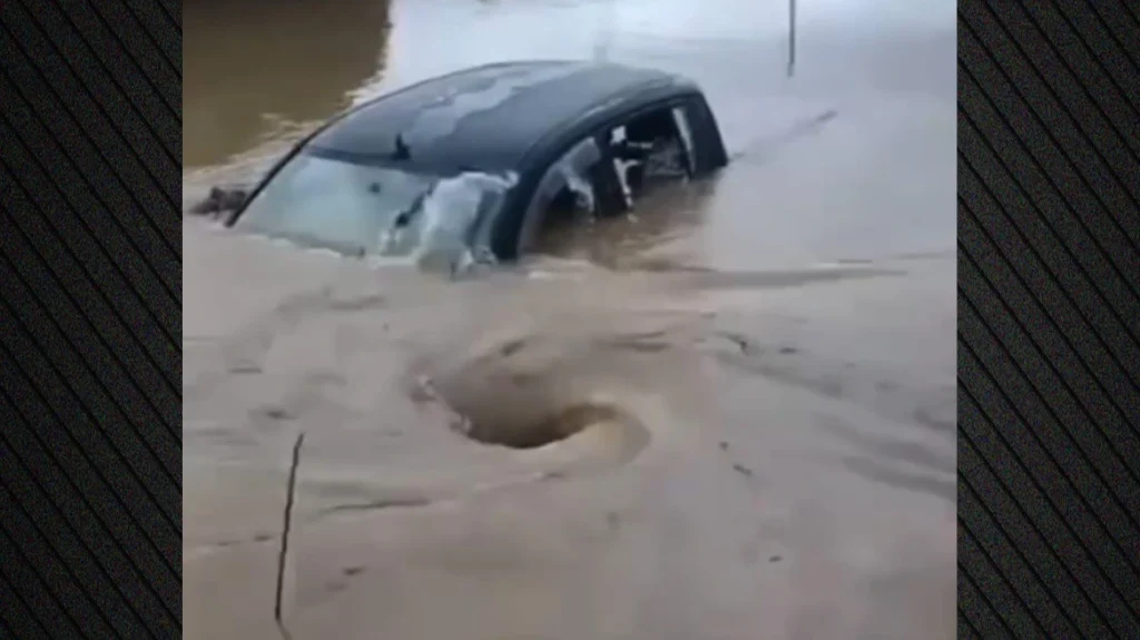 Συγκλονιστικά βίντεο: Η ΕΜΑΚ έσωσε οικογένεια από πλημμυρισμένο δρόμο στη Λακωνία – Προβλήματα από την κακοκαιρία Byron στην ανατολική Μάνη  και στη Ζάκυνθο