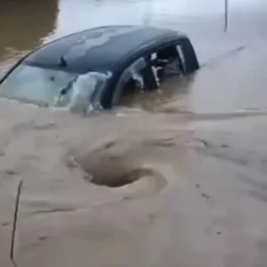 Συγκλονιστικά βίντεο: Η ΕΜΑΚ έσωσε οικογένεια από πλημμυρισμένο δρόμο στη Λακωνία – Προβλήματα από την κακοκαιρία Byron στην ανατολική Μάνη  και στη Ζάκυνθο