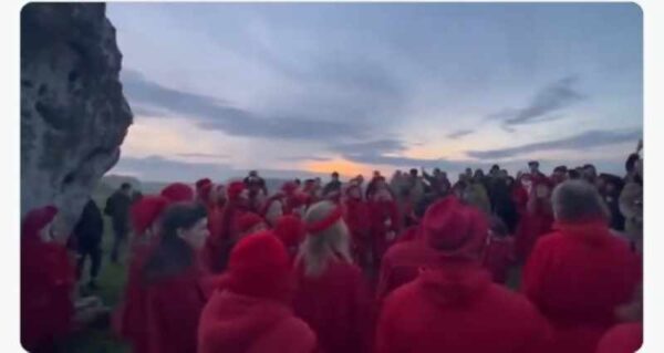 Χειμερινό ηλιοστάσιο: Απόψε η μεγαλύτερη νύχτα του χρόνου – Ξεκινά και επίσημα ο χειμώνας – Δείτε βίντεο από τις τελετές στο Στόουνχεντζ