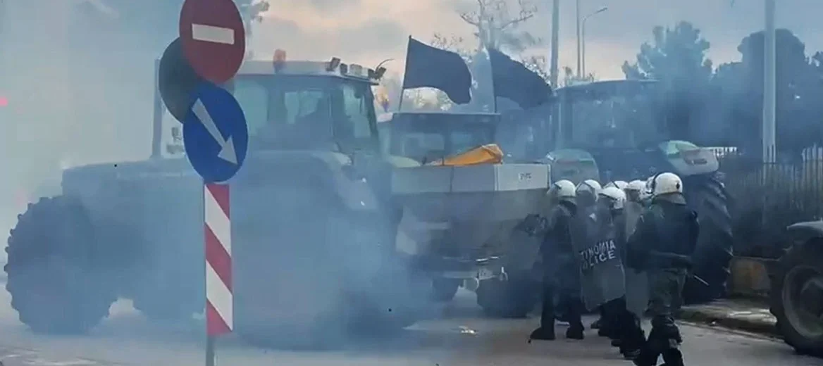 Θεσσαλονίκη: «Πάτα τον, τον π@@η» – Τρακτέρ με επικίνδυνους ελιγμούς  προσπάθησαν να σπάσουν τον αστυνομικό κλοιό στα Πράσινα Φανάρια