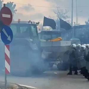 Θεσσαλονίκη: «Πάτα τον, τον π@@η» – Τρακτέρ με επικίνδυνους ελιγμούς  προσπάθησαν να σπάσουν τον αστυνομικό κλοιό στα Πράσινα Φανάρια