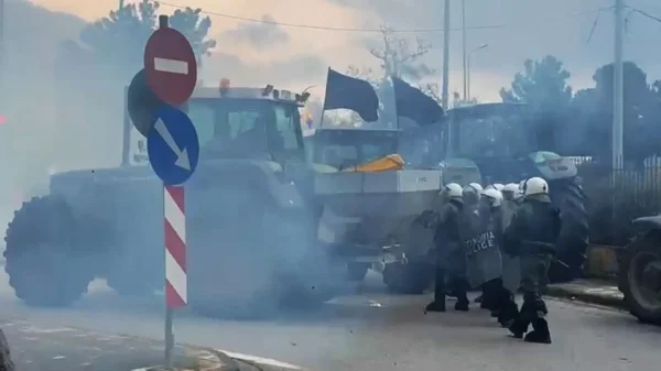 Θεσσαλονίκη: «Πάτα τον, τον π@@η» – Τρακτέρ με επικίνδυνους ελιγμούς  προσπάθησαν να σπάσουν τον αστυνομικό κλοιό στα Πράσινα Φανάρια