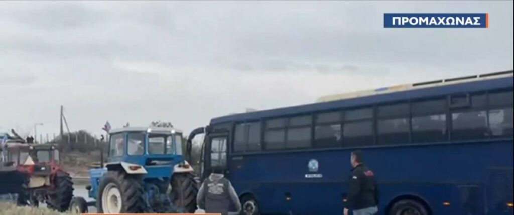 Σέρρες: Λεωφορείο της αστυνομίας απωθούσε τα τρακτέρ- «Δεχθήκαμε επίθεση» καταγγέλλουν αγρότες (Βίντεο)