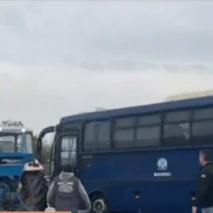 Σέρρες: Λεωφορείο της αστυνομίας απωθούσε τα τρακτέρ- «Δεχθήκαμε επίθεση» καταγγέλλουν αγρότες (Βίντεο)