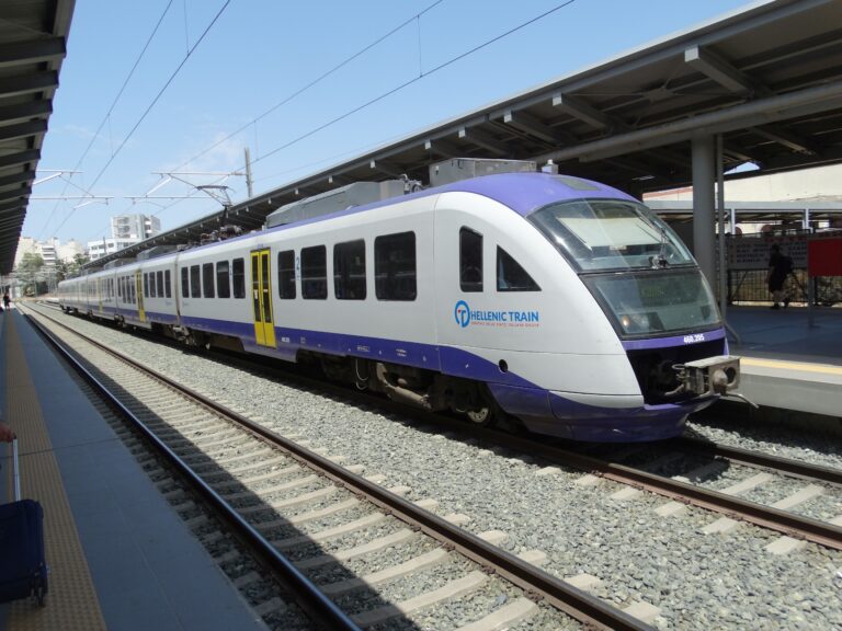 Hellenic Train: Διακόπηκαν τα δρομολόγια των τρένων στο τμήμα Λάρισα-Λειανοκλάδι λόγω της υπερχείλισης του ποταμού Ενιπέα