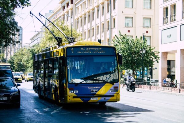 Τέλος εποχής για τα τρόλεϊ στην Αττική – Αρχίζει από σήμερα το ξήλωμα των γραμμών – Αντικαθίστανται από ηλεκτρικά λεωφορεία