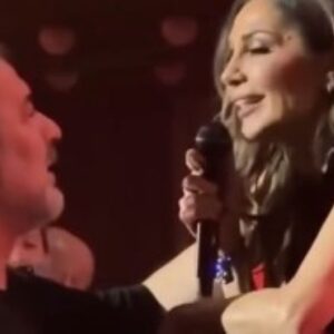 Βασίλης Μπισμπίκης: Απόλαυσε τη Δέσποινα Βανδή στην πρεμιέρα της – Το τρυφερό φιλί που αντάλλαξαν στην σκηνή (βίντεο)