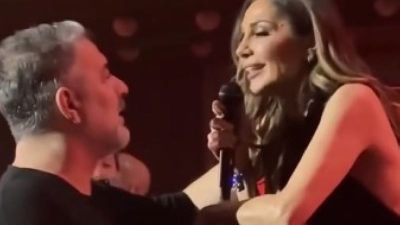 Βασίλης Μπισμπίκης: Απόλαυσε τη Δέσποινα Βανδή στην πρεμιέρα της – Το τρυφερό φιλί που αντάλλαξαν στην σκηνή (βίντεο)