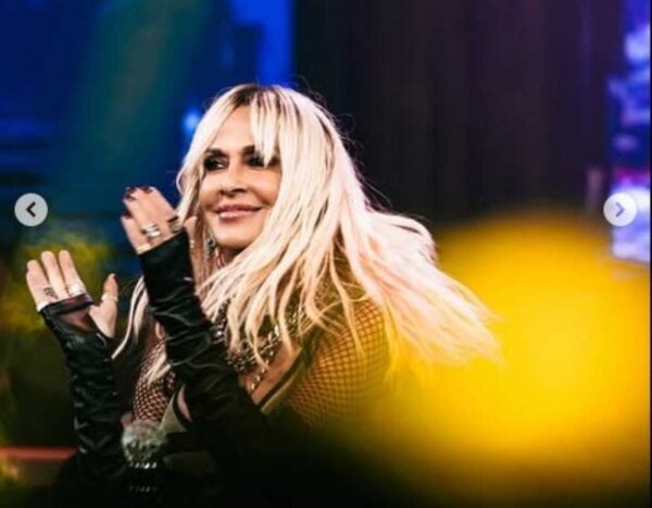 Η Άννα Βίσση «λιώνει» ακούγοντας τον εγγονό της να τραγουδά το «Σε περίπτωση που» – Βίντεο