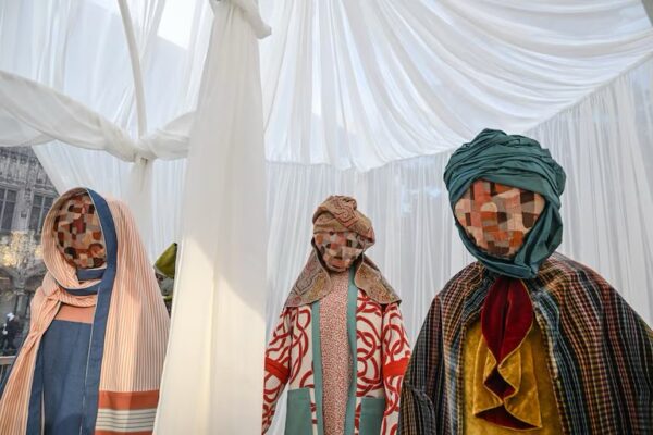 Βρυξέλλες: Η συμπεριληπτική φάτνη με Μαρία, Ιωσήφ, μάγους και νεογέννητο Χριστό… χωρίς πρόσωπα – Έντονες αντιδράσεις –  Βάνδαλοι «έκλεψαν» το κεφάλι του Θείου Βρέφους (εικόνες)