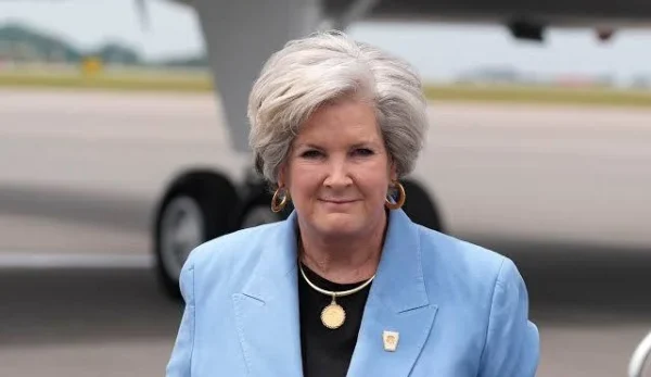 «Εκδικητικός με προσωπικότητα αλκοολικού» ο Τράμπ, ναρκομανής ο Μάσκ και «συνωμοσιολόγος» ο Βανς, λέει η προσωπάρχης του Λευκού Οίκου