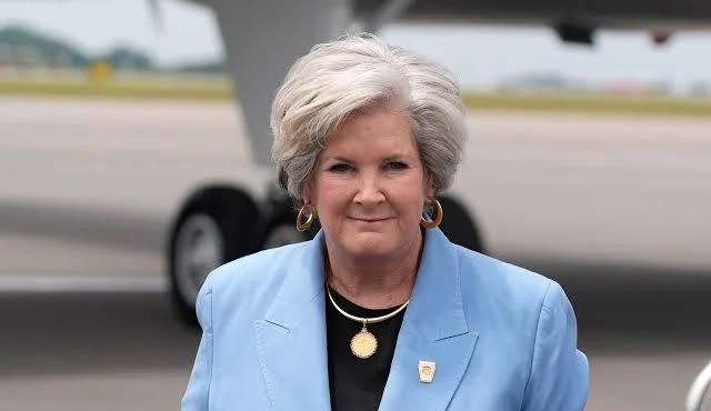 «Εκδικητικός με προσωπικότητα αλκοολικού» ο Τράμπ, ναρκομανής ο Μάσκ και «συνωμοσιολόγος» ο Βανς, λέει η προσωπάρχης του Λευκού Οίκου