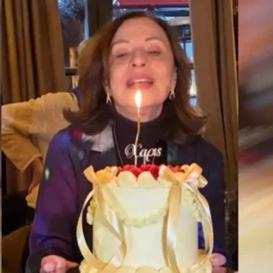 Η Χάρις Αλεξίου έγινε 75 ετών και γιόρτασε με τούρτα και κεράκι τα γενέθλια της