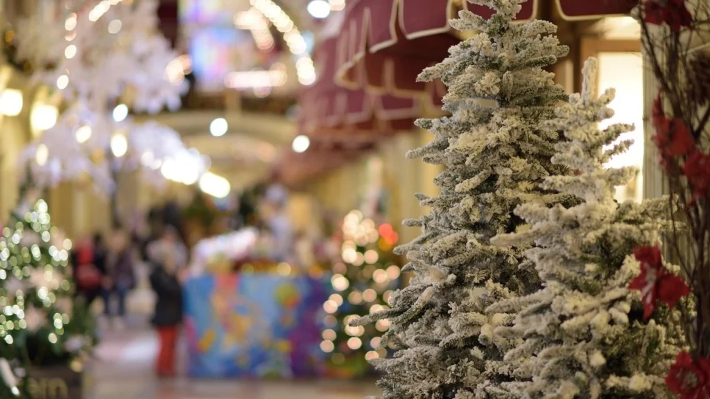 Σε ισχύ το χριστουγεννιάτικο ωράριο: Ανοιχτά τα καταστήματα και τα σούπερ μάρκετ τις Κυριακές 21 και 28/12