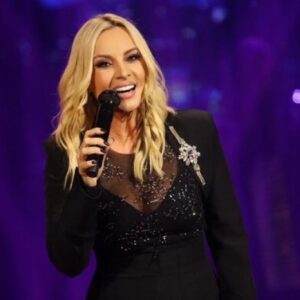 H Πέγκυ Ζήνα πήρε τη θέση της Παπαρίζου στη φωταγώγηση του χριστουγεννιάτικου δέντρου στο Περιστέρι (Βίντεο)