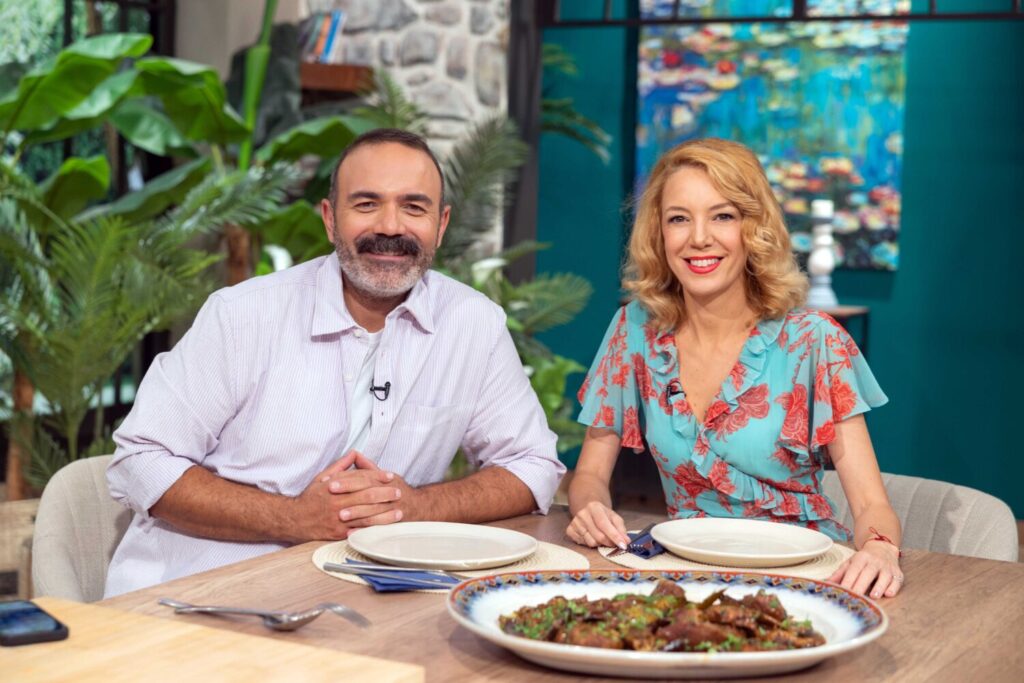 ΕΡΤ1: «ΠΟΠ Μαγειρική» με τον Ανδρέα Λαγό – Καλεσμένοι οι Αλέξανδρος Λογοθέτης, Μάνος Πυροβολάκης, Τίνα Αλεξοπούλου, Ξένια Βέρρα, Ζωή Κρονάκη  – 01- 05.12.2025