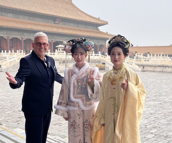 Οι «ΕΙΚΟΝΕΣ» με τον Τάσο Δούση, ταξιδεύουν στην Κίνα,  Σάββατο και Κυριακή στις 17:45 στο OPEN