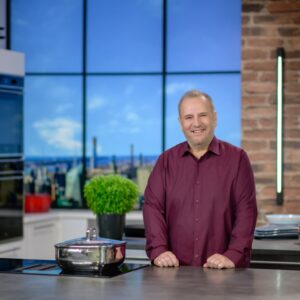 OPEN – «Chef στην κουζίνα σας»:  Xοιρινό στιφάδο με πράσα και δαμάσκηνα ,βελουτέ φασολιών με βασιλομανίταρα και σούπερ σοκολατένιο κέικ με μους μπισκότου