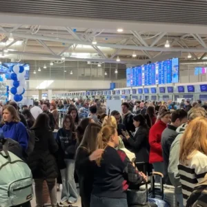 Χάος στο Ελευθέριος Βενιζέλος λόγω τεχνικού ζητήματος στις ραδιοσυχνότητες: Καθηλωμένα αεροπλάνα, ταλαιπωρία για χιλιάδες επιβάτες