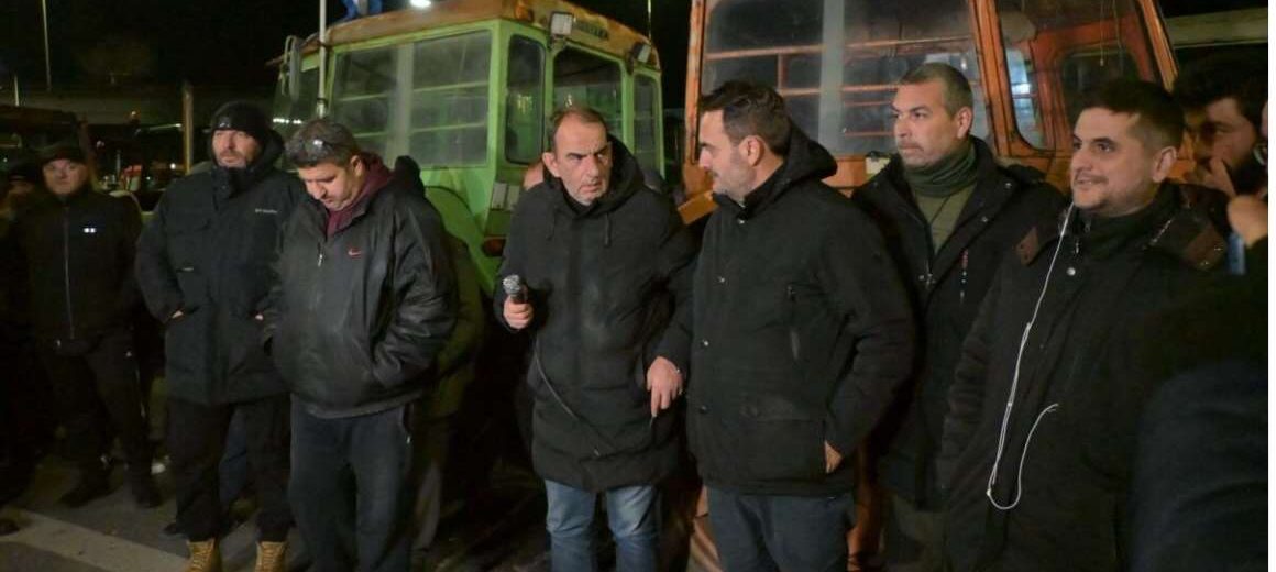 Μπλόκο Λάρισας: «Ζητάμε διάλογο με τους όρους μας – Κλιμακώνουμε, θα κλείσουμε τους δρόμους» – «Ο χρόνος τέλειωσε, θα εφαρμοστεί ο νόμος» διαμηνύει η κυβέρνηση – Ποιοι αγρότες θα συναντήσουν τον πρωθυπουργό (βίντεο)