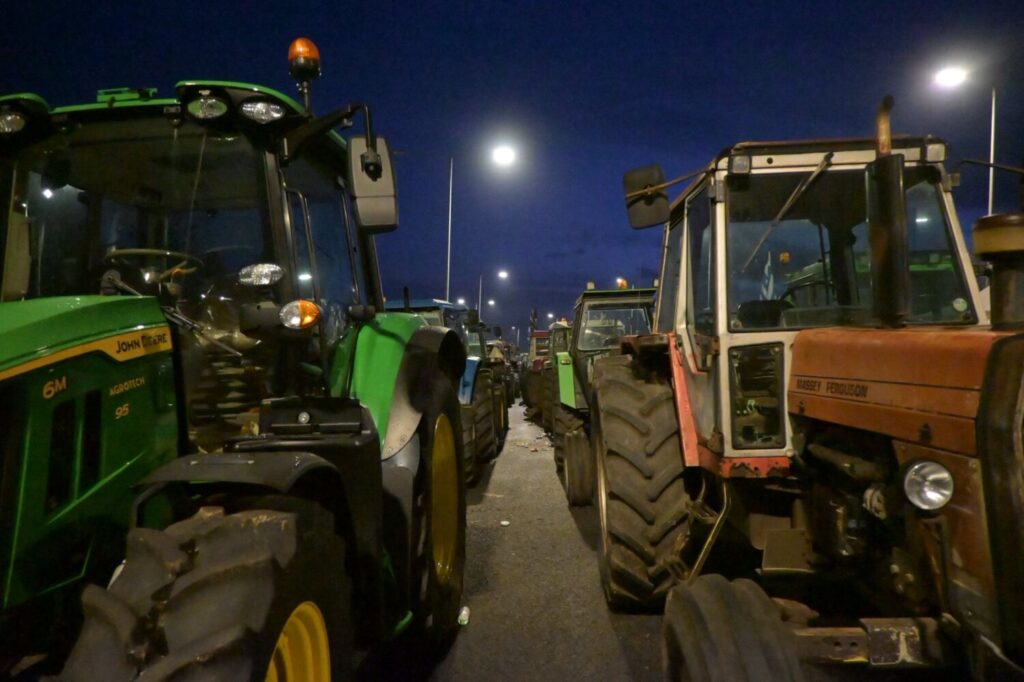 Αγρότες: Κομμένη στα δύο η Ελλάδα:  Κλειστή η Αθηνών – Λαμίας από το Κάστρο Βοιωτίας και τις σήραγγες των Τεμπών, αποκλεισμένη η γέφυρα Χαλκίδας, μπλόκο σε παραδρόμους και τελωνεία