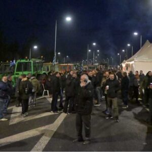 Κυβερνητικές πηγές σε αγρότες: Αν είστε όλοι μαζί θα δείτε και τον πρωθυπουργό, διαφορετικά διάλογο με Χατζηδάκη -Τσιάρα  και ανοιχτούς δρόμους