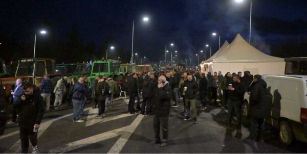 Κυβερνητικές πηγές σε αγρότες: Αν είστε όλοι μαζί θα δείτε και τον πρωθυπουργό, διαφορετικά διάλογο με Χατζηδάκη -Τσιάρα  και ανοιχτούς δρόμους