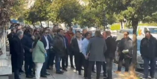 Έφτασαν στο Μέγαρο Μαξίμου οι αγρότες, για την συνάντηση με τον Μητσοτάκη