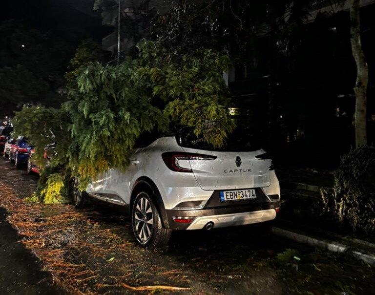 Αλεξανδρούπολη: Ανεμοστρόβιλος με ριπή 154.5 χλμ. σάρωσε το κέντρο της πόλης – Μεγάλες ζημιές, βάρκες βγήκαν στη στεριά – Βίντεο