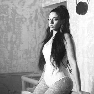 Εμμανουέλα Λάμπη: Η εκρηκτική ερμηνεύτρια που ξεσήκωσε την ΟΠΑΠ Αρένα πριν το ΑΕΚ – Παναθηναϊκός