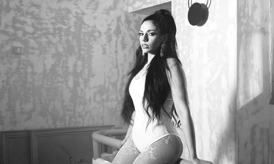 Εμμανουέλα Λάμπη: Η εκρηκτική ερμηνεύτρια που ξεσήκωσε την ΟΠΑΠ Αρένα πριν το ΑΕΚ – Παναθηναϊκός